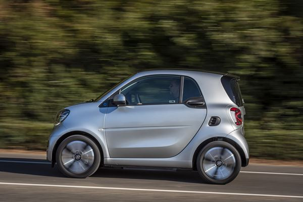 La smart EQ fortwo s'offre un design légèrement remanié sur le plan visuel