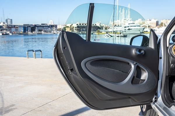 La smart EQ fortwo s'offre un design légèrement remanié sur le plan visuel