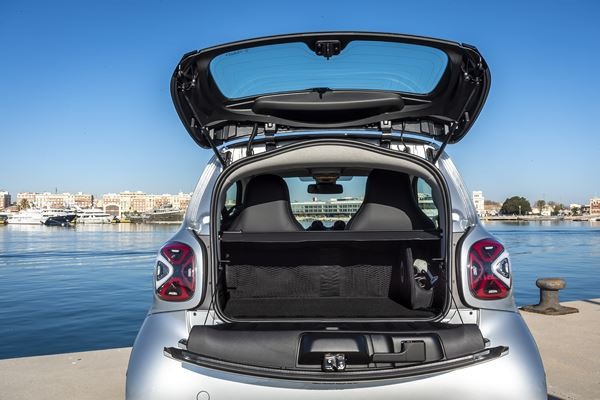 La smart EQ fortwo s'offre un design légèrement remanié sur le plan visuel