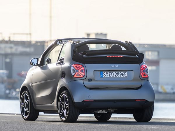 La smart EQ fortwo cabrio arbore une grille de calandre remaniée
