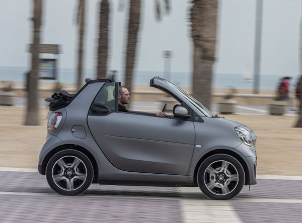 La smart EQ fortwo cabrio arbore une grille de calandre remaniée