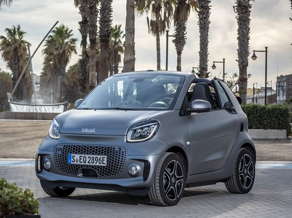 La smart EQ fortwo cabrio arbore une grille de calandre remaniée