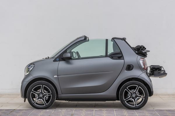 La smart EQ fortwo cabrio arbore une grille de calandre remaniée