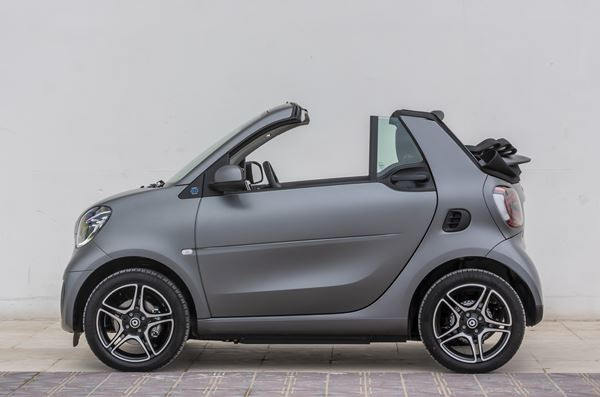 La smart EQ fortwo cabrio arbore une grille de calandre remaniée