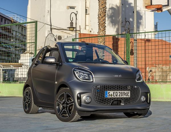 La smart EQ fortwo cabrio arbore une grille de calandre remaniée