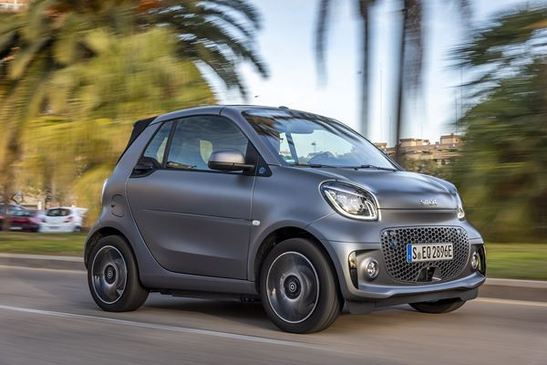 La smart EQ fortwo cabrio arbore une grille de calandre remaniée