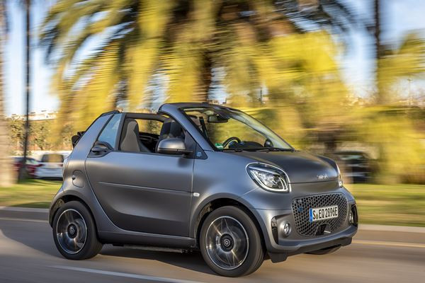 La smart EQ fortwo cabrio arbore une grille de calandre remaniée