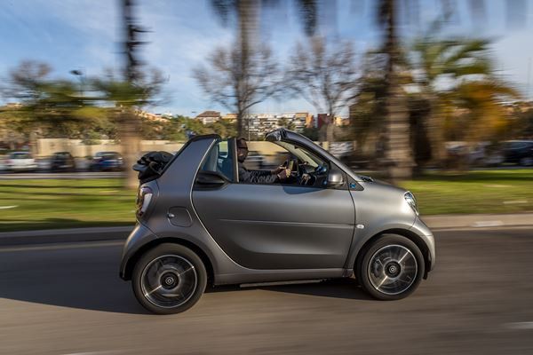La smart EQ fortwo cabrio arbore une grille de calandre remaniée