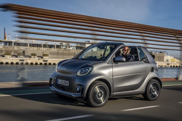La smart EQ fortwo cabrio arbore une grille de calandre remaniée