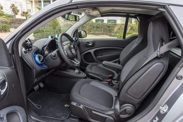La smart EQ fortwo cabrio arbore une grille de calandre remaniée