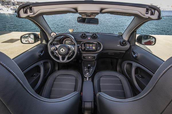 La smart EQ fortwo cabrio arbore une grille de calandre remaniée