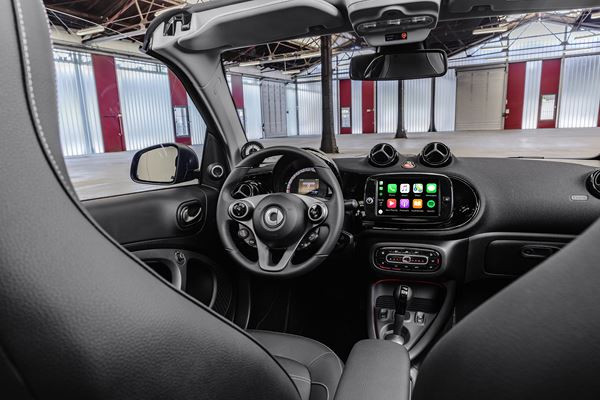 La smart EQ fortwo cabrio arbore une grille de calandre remaniée