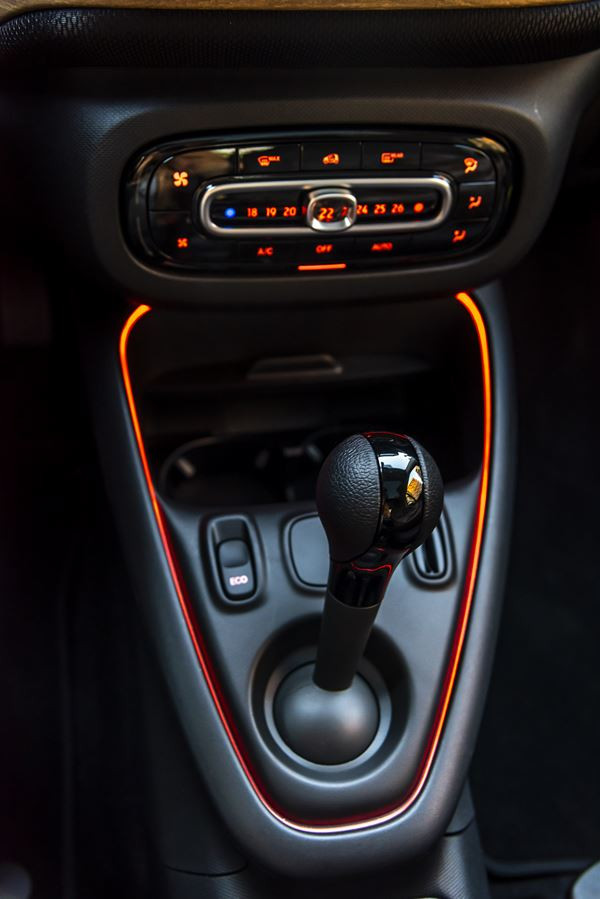 La smart EQ fortwo cabrio arbore une grille de calandre remaniée