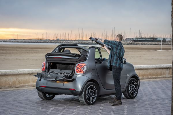 La smart EQ fortwo cabrio arbore une grille de calandre remaniée