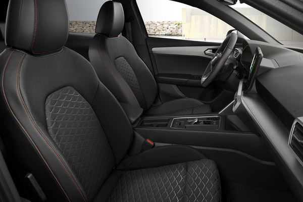 La Seat Leon adopte sur une face avant déterminée avec un aspect tridimensionnel