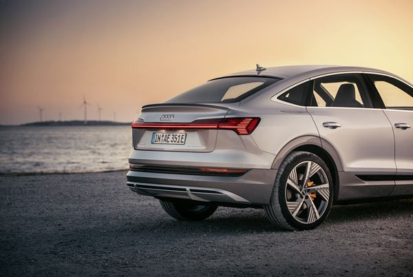 Le grand SUV coupé électrique Audi e-tron Sportback affiche un caractère sportif