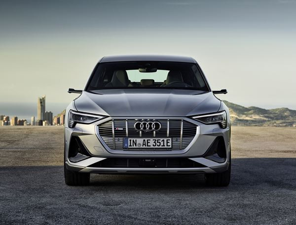 Le grand SUV coupé électrique Audi e-tron Sportback affiche un caractère sportif