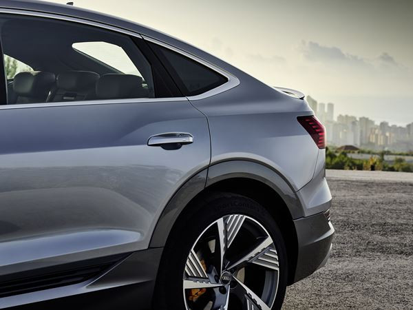 Le grand SUV coupé électrique Audi e-tron Sportback affiche un caractère sportif