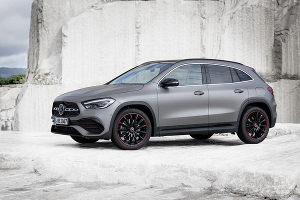 Le SUV compact Mercedes GLA prend de la hauteur et du muscle
