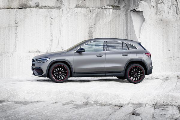 Le SUV compact Mercedes GLA prend de la hauteur et du muscle