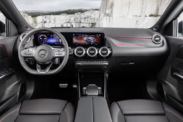 Le SUV compact Mercedes GLA prend de la hauteur et du muscle