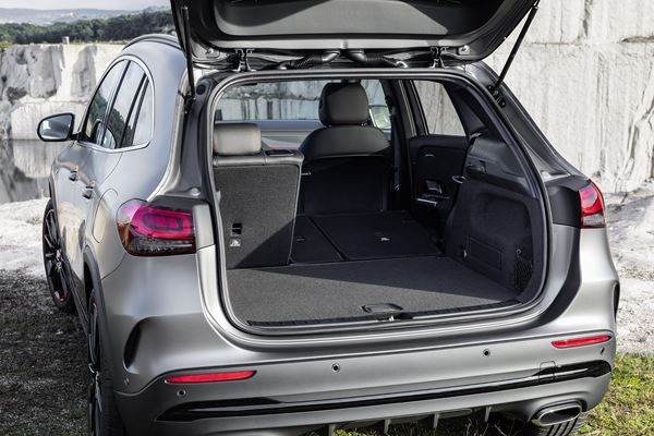 Le SUV compact Mercedes GLA prend de la hauteur et du muscle