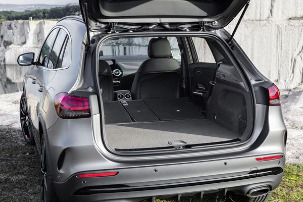 Le SUV compact Mercedes GLA prend de la hauteur et du muscle