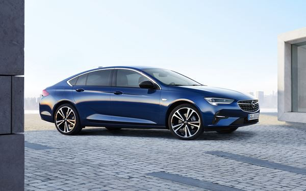 La berline Opel Insignia Grand Sport affiche une face avant plus sportive