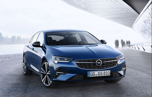 La berline Opel Insignia Grand Sport affiche une face avant plus sportive