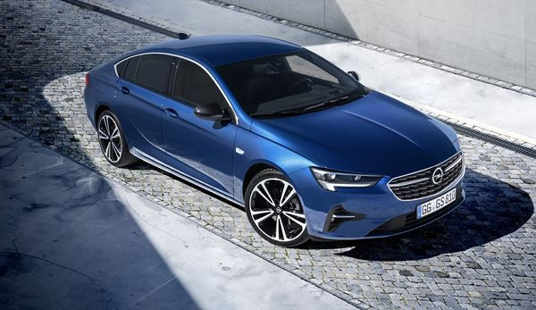 La berline Opel Insignia Grand Sport affiche une face avant plus sportive