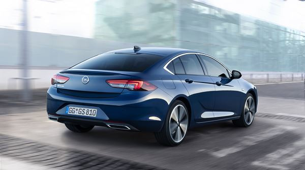 La berline Opel Insignia Grand Sport affiche une face avant plus sportive