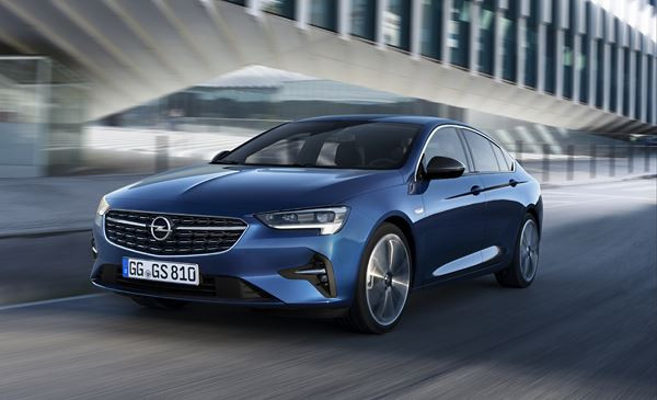 La berline Opel Insignia Grand Sport affiche une face avant plus sportive