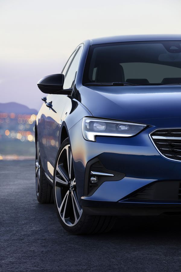 La berline Opel Insignia Grand Sport affiche une face avant plus sportive