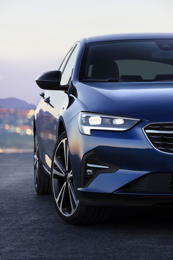 La berline Opel Insignia Grand Sport affiche une face avant plus sportive