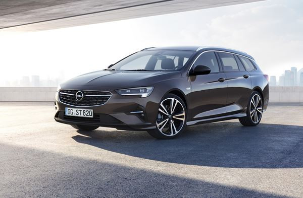 L'Opel Insignia Sports Tourer reçoit une calandre chromée avec des lamelles