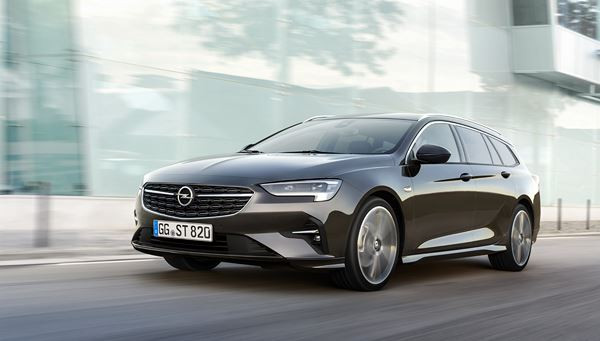 L'Opel Insignia Sports Tourer reçoit une calandre chromée avec des lamelles