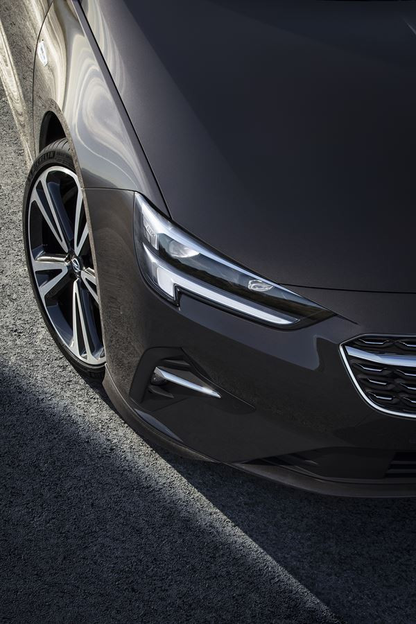 L'Opel Insignia Sports Tourer reçoit une calandre chromée avec des lamelles
