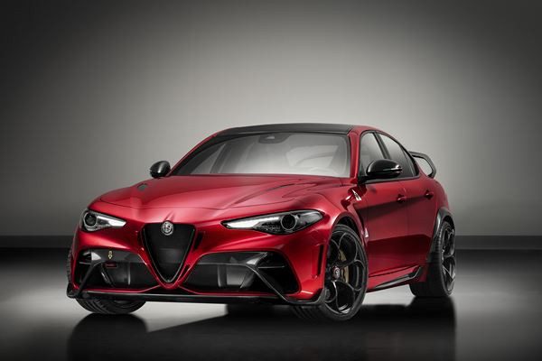 La berline sportive Alfa Romeo Giulia GTA bi-turbo 2.9 V6 en approche