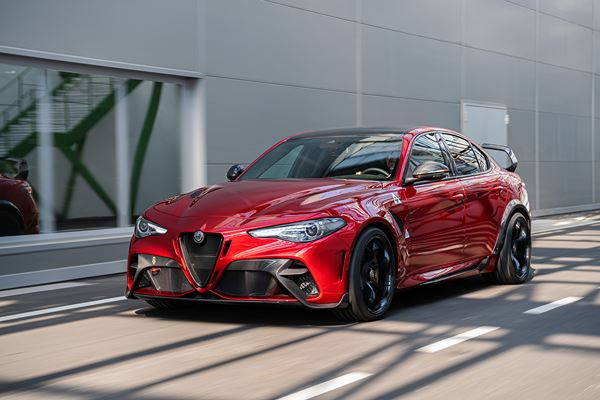 La berline sportive Alfa Romeo Giulia GTA bi-turbo 2.9 V6 en approche