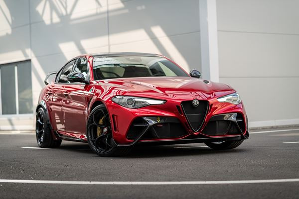 La berline sportive Alfa Romeo Giulia GTA bi-turbo 2.9 V6 en approche