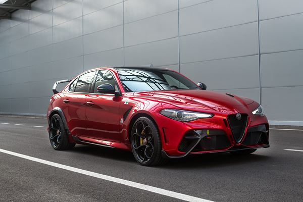 La berline sportive Alfa Romeo Giulia GTA bi-turbo 2.9 V6 en approche