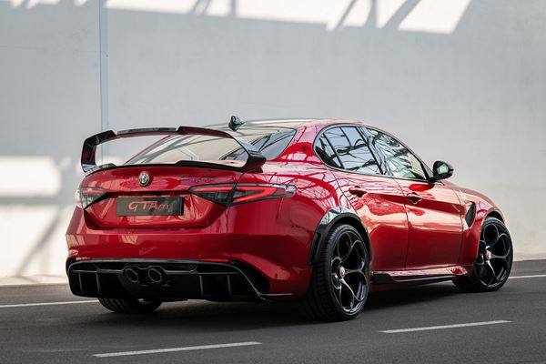 La berline sportive Alfa Romeo Giulia GTA bi-turbo 2.9 V6 en approche