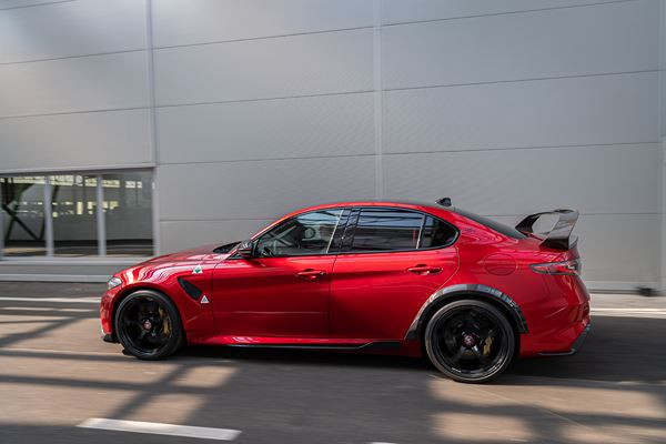 La berline sportive Alfa Romeo Giulia GTA bi-turbo 2.9 V6 en approche
