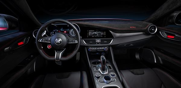 La berline sportive Alfa Romeo Giulia GTA bi-turbo 2.9 V6 en approche