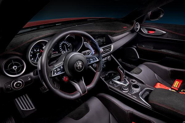 La berline sportive Alfa Romeo Giulia GTA bi-turbo 2.9 V6 en approche