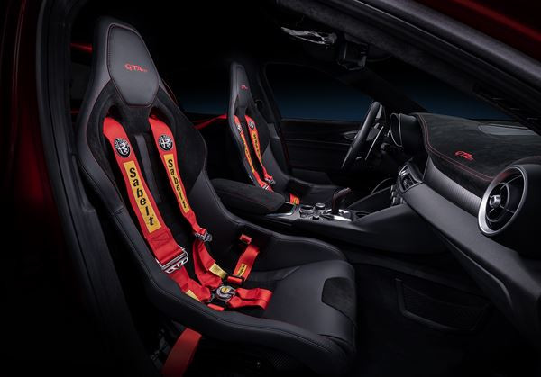 La berline sportive Alfa Romeo Giulia GTA bi-turbo 2.9 V6 en approche