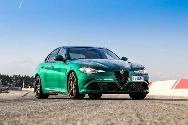 L'Alfa Romeo Giulia Quadrifoglio 2.9 V6 bi-turbo de 510 ch garde le rythme