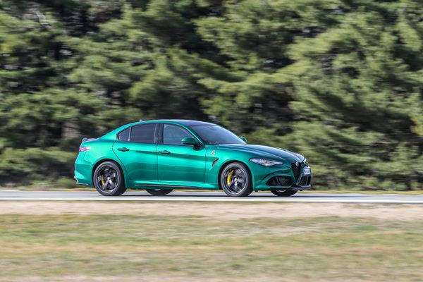 L'Alfa Romeo Giulia Quadrifoglio 2.9 V6 bi-turbo de 510 ch garde le rythme
