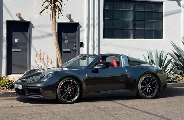La Porsche 911 Targa se caractérise par le système d'ouverture du toit automatique