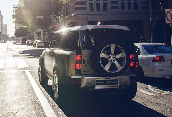 Le Land Rover Defender 90 est conçu pour surmonter les routes extrêmes